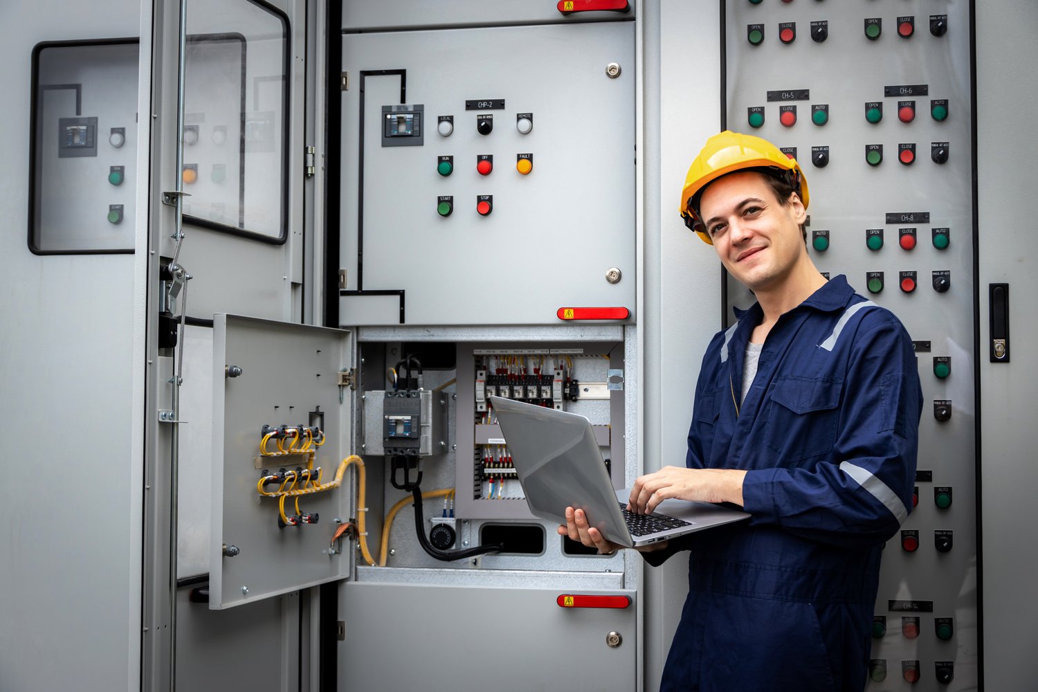 Jak efektywnie zarządzać instalacjami elektrycznymi w przemyśle