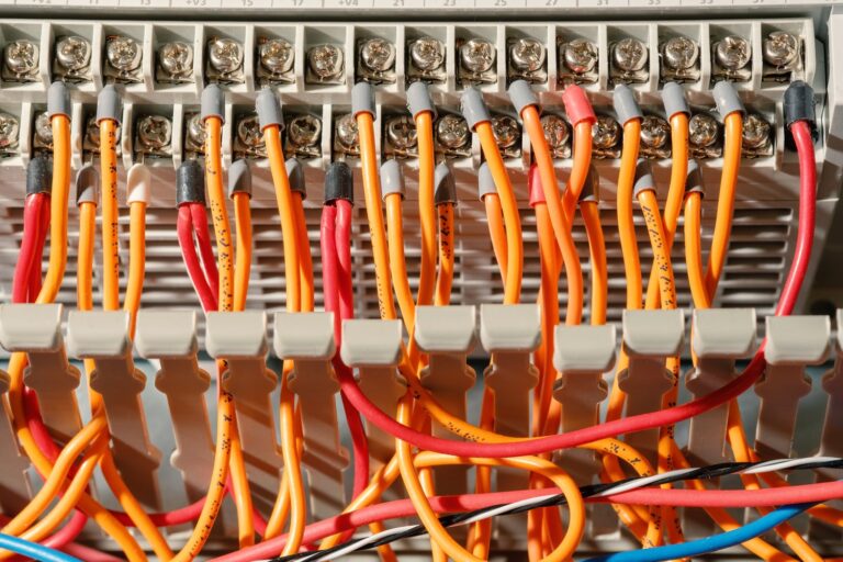 Praktyczny przewodnik po aparaturze elektrycznej dla domu i biznesu