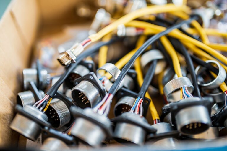 Praktyczny przewodnik po materiałach i rozwiązaniach do instalacji elektrycznych