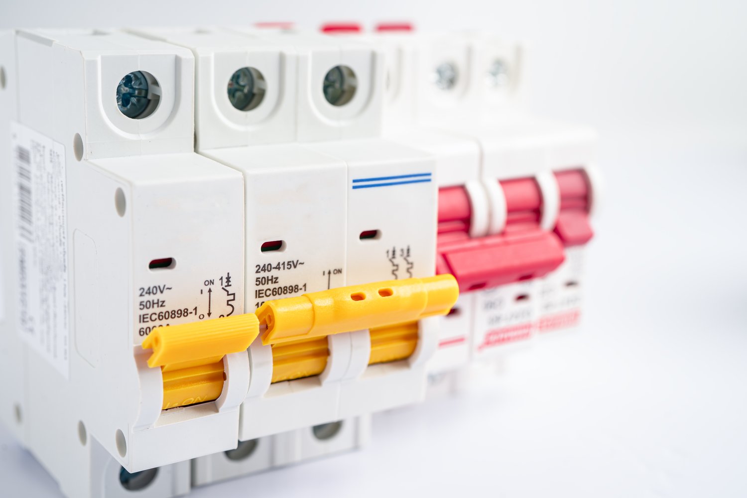 Jak wybrać odpowiednią aparaturę elektryczną do swojego domu