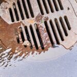 Problem z niedrożną kanalizacją – metody udrażniania i zapobiegania