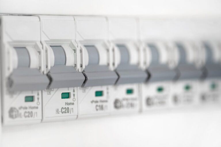 Jak wybrać odpowiednie zabezpieczenia elektryczne dla Twojego domu