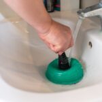 Problem z niedrożnością odpływu w wannie – metody udrażniania