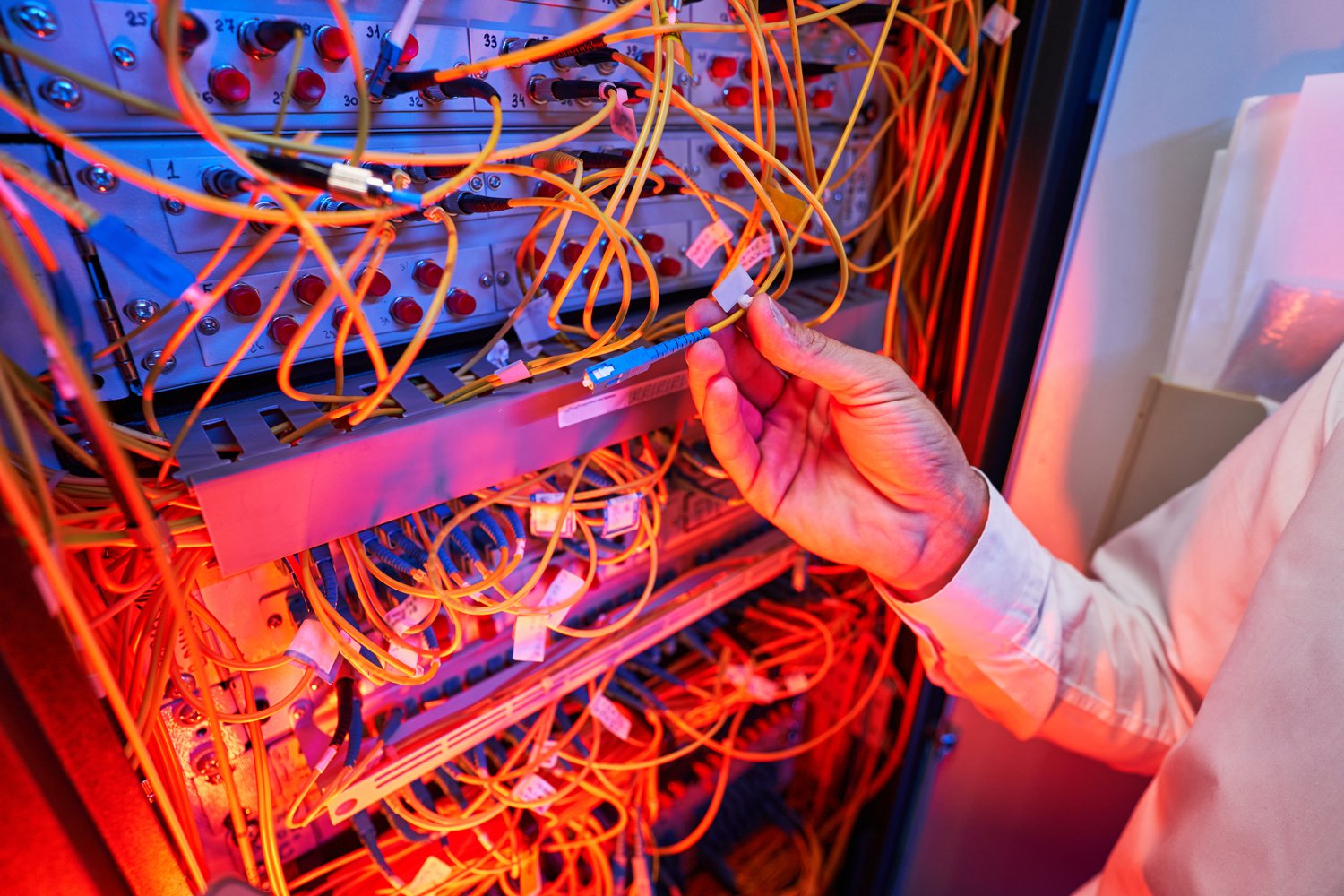 Problem z zakłóceniami w instalacji elektrycznej – identyfikacja źródeł