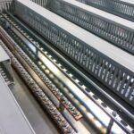 Jak wybrać odpowiednie elementy do tras kablowych w instalacjach elektrycznych