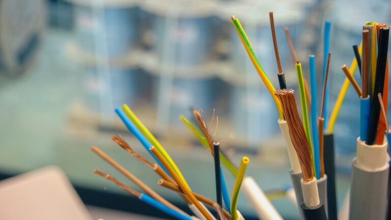 Kompletny przewodnik po kablach i przewodach dla instalacji elektrycznych i telekomunikacyjnych