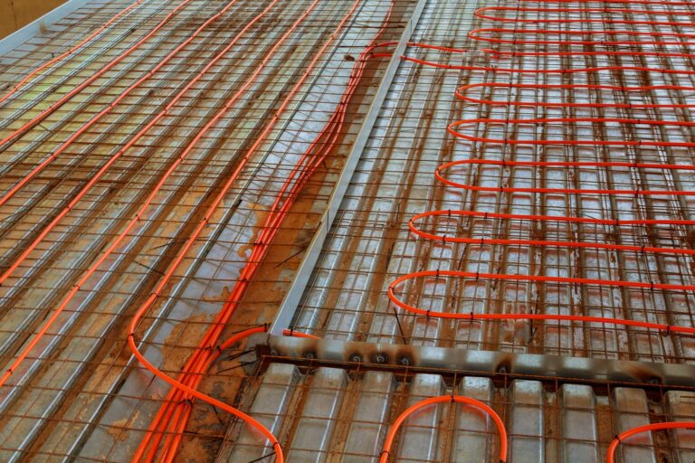 Problem z nieszczelnością połączeń w instalacji ogrzewania podłogowego – lokalizacja i naprawa