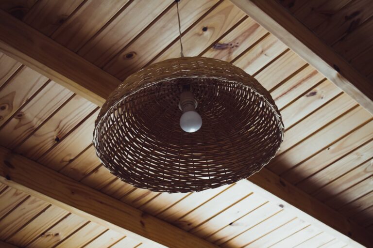 Jak zamontować lampę sufitową na haku – bezpieczna instalacja krok po kroku