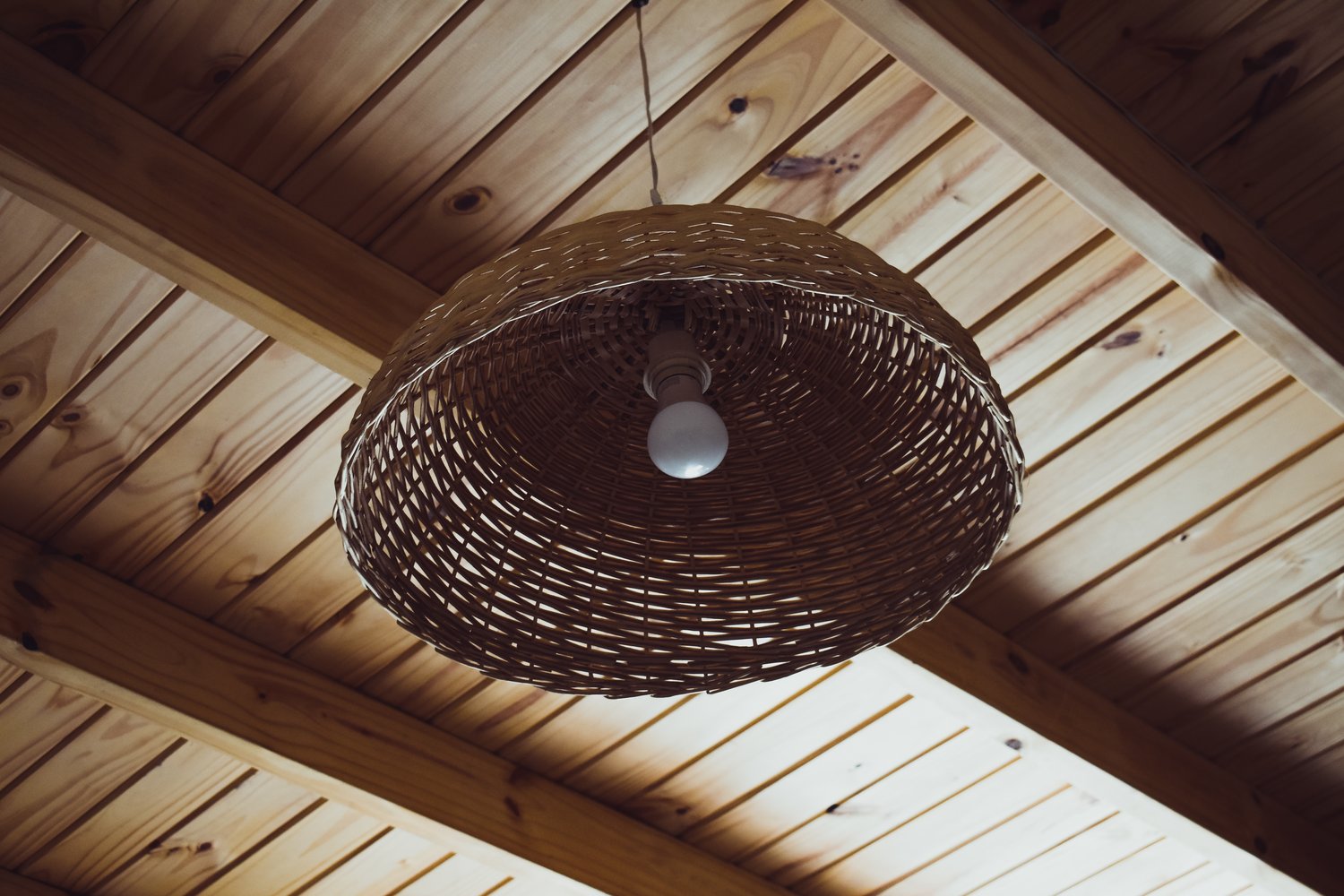Jak zamontować lampę sufitową na haku – bezpieczna instalacja krok po kroku