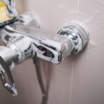 Problem z nieszczelnością przy baterii umywalkowej – skuteczne uszczelnianie