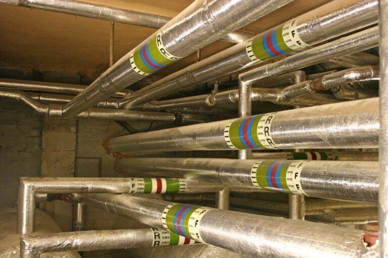 Jak efektywnie izolować instalacje hydrauliczne i chłodnicze