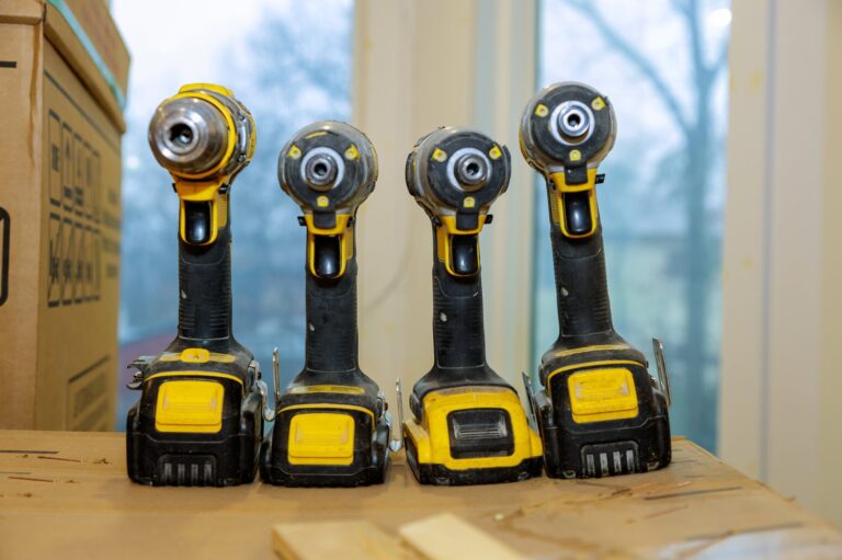 Jak wybrać i efektywnie używać elektronarzędzia w pracach budowlanych