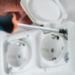 Jak wybrać i zainstalować odpowiednie gniazda elektryczne w domu