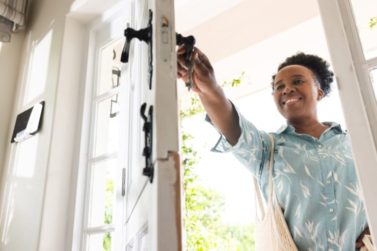 Problem z niedomykającymi się drzwiami – regulacja i naprawa