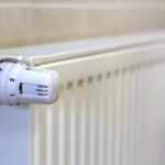 Problem z nierównomiernym grzaniem kaloryferów – przyczyny i rozwiązania