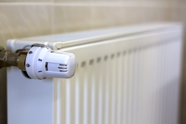 Problem z nierównomiernym grzaniem kaloryferów – przyczyny i rozwiązania