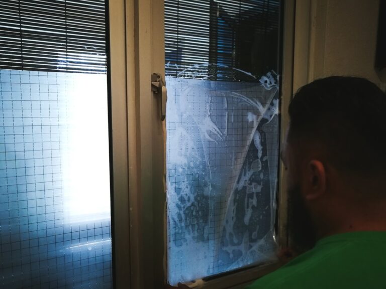 Problem z zaciekającymi oknami podczas deszczu – uszczelnianie i naprawa