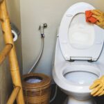 Problem z zapychającą się toaletą – jak skutecznie udrożnić odpływ