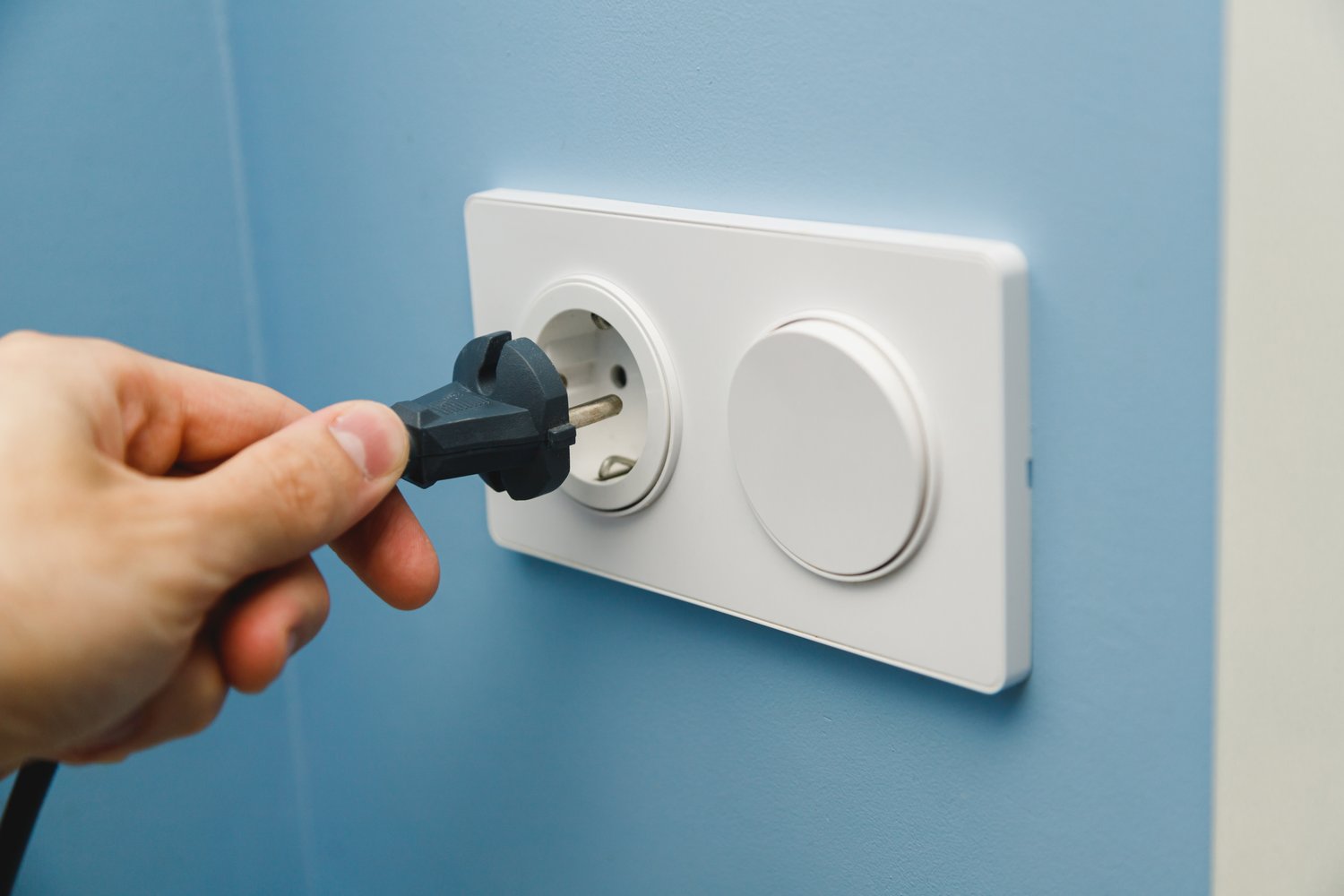 Problem z zawilgoconym gniazdkiem elektrycznym – jak bezpiecznie naprawić