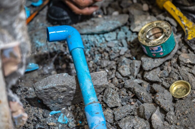 Jak skutecznie usunąć kamień z instalacji wodociągowej w domu