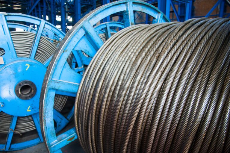 Jak wybrać odpowiednie kable do prądów stałych w instalacjach przemysłowych