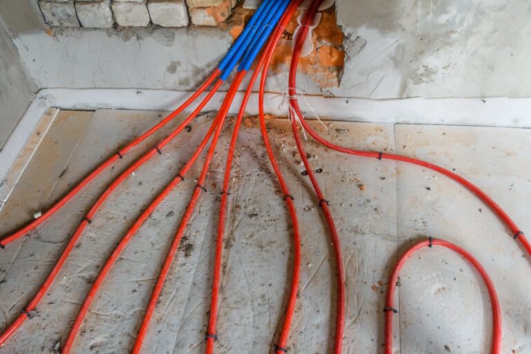 Jak wybrać odpowiednie kable grzejne do ochrony instalacji przed zamarzaniem