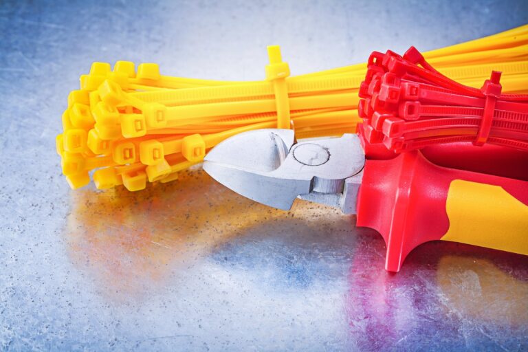 Jak wybrać odpowiednie opaski zaciskowe i trytytki do instalacji elektrycznych