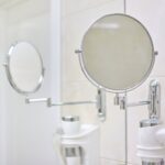 Problem z luźną armaturą mocującą lustro łazienkowe – dokręcanie i zabezpieczenie montażu