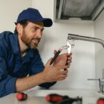 Problem z luźną rączką w baterii zlewozmywakowej – dokręcanie i wymiana śruby mocującej