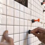 Problem z luźnymi płytkami wokół wanny – ponowne fugowanie i uszczelnianie