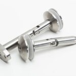 Problem z luźnymi śrubami mocującymi deskę sedesową – dokręcanie i wymiana okuć