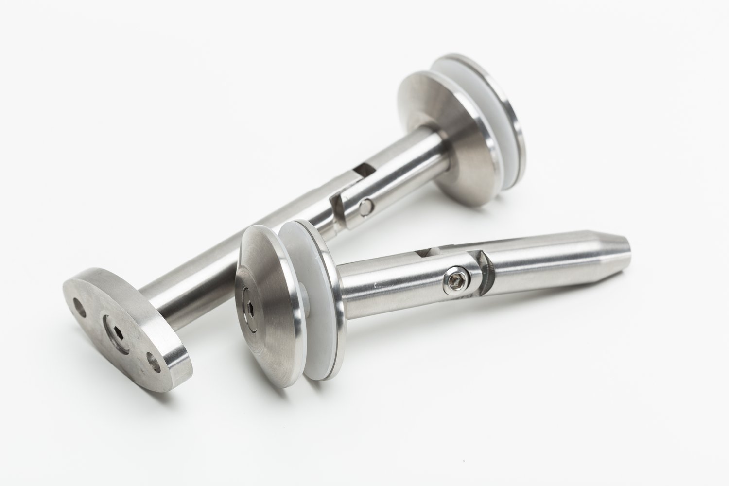 Problem z luźnymi śrubami mocującymi deskę sedesową – dokręcanie i wymiana okuć