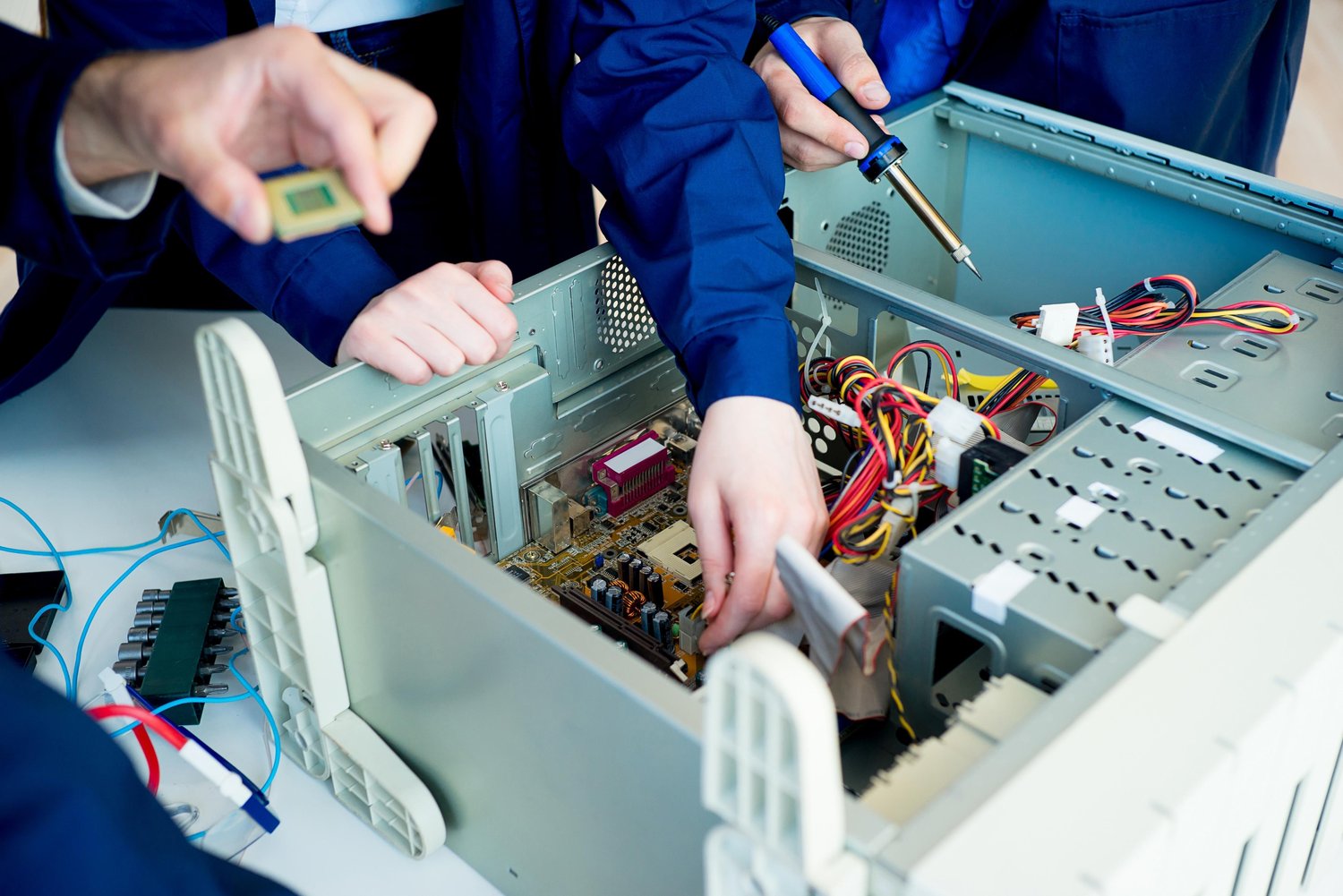 Problem z niedziałającą opaską kablową w skrzynce rozdzielczej – jak bezpiecznie wymienić