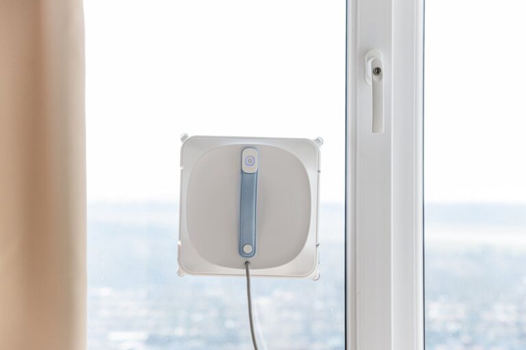 Problem z niedziałającym czujnikiem otwarcia okna – czyszczenie styków i wymiana baterii