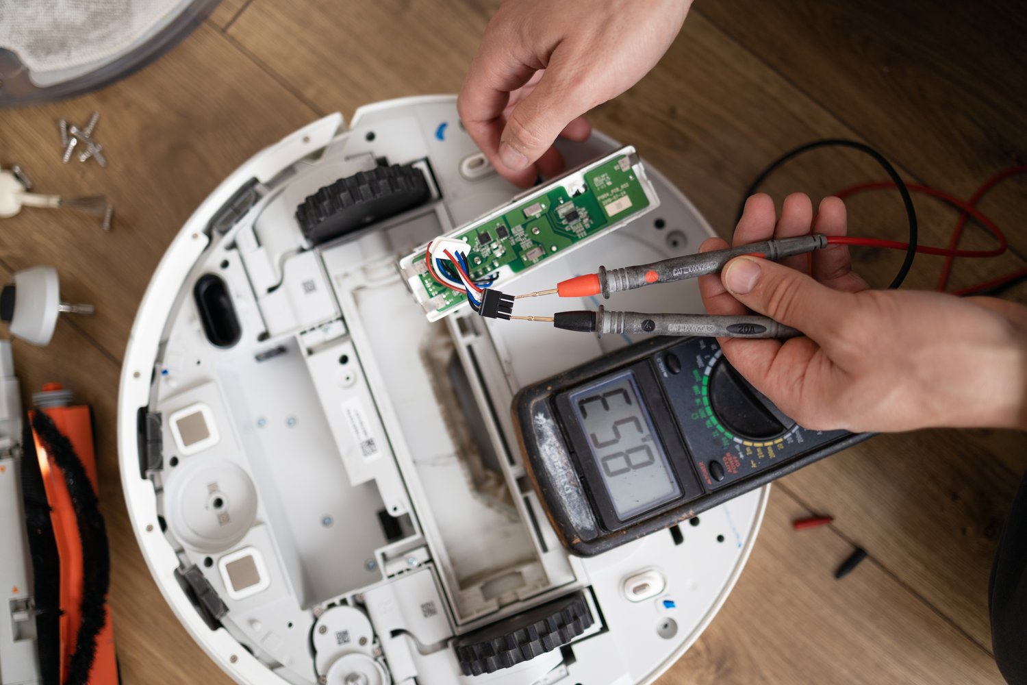 Problem z niedziałającym wyświetlaczem w termostacie pokojowym – reset i wymiana baterii