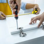 Problem z niesprawnymi kółeczkami w szufladzie szafki łazienkowej – wymiana prowadnic i naprawy