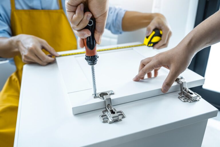 Problem z niesprawnymi kółeczkami w szufladzie szafki łazienkowej – wymiana prowadnic i naprawy