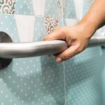 Problem z niesprawnymi kółkami w kabinie prysznicowej – wymiana mechanizmu przesuwnego