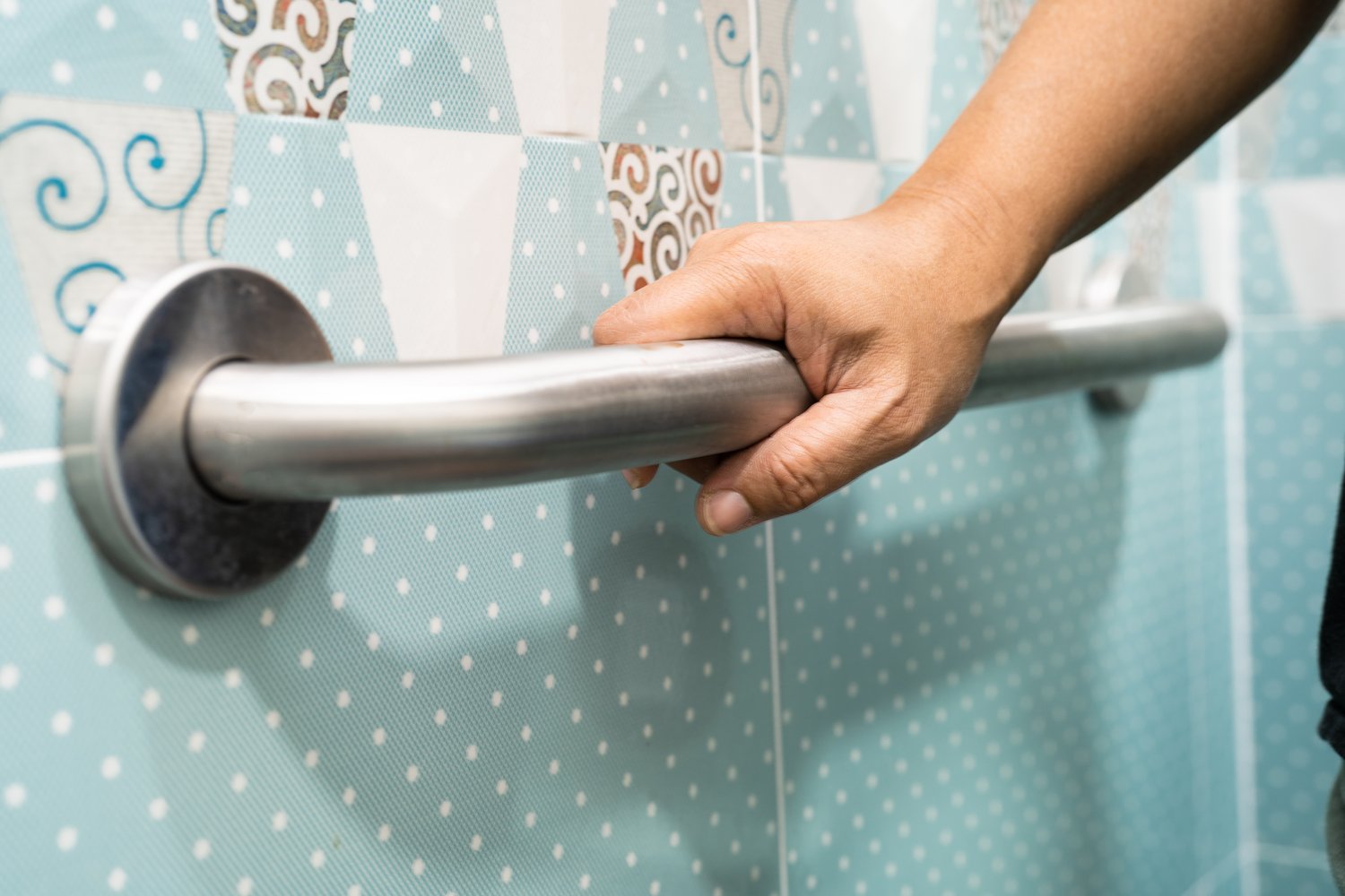 Problem z niesprawnymi kółkami w kabinie prysznicowej – wymiana mechanizmu przesuwnego