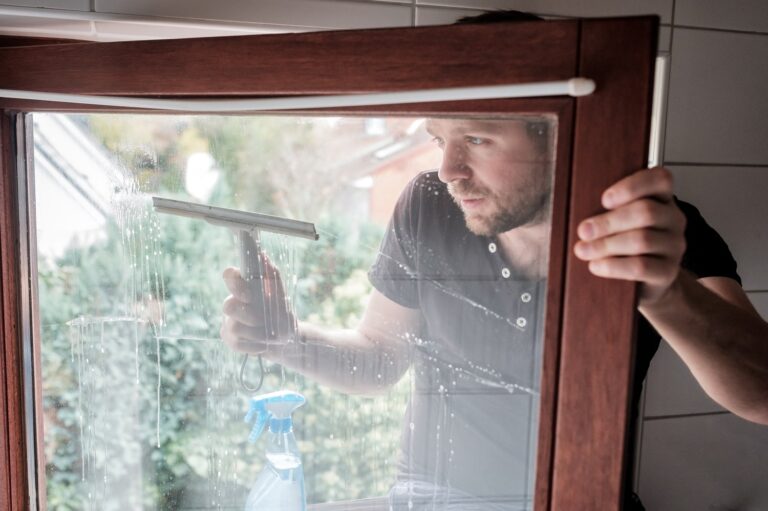 Problem z niesprawnymi okuciami w oknie dachowym – smarowanie i regulacja mechanizmów