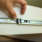 Problem z niesprawnymi prowadnicami szuflad w szafce kuchennej – smarowanie i regulacja