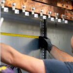 Problem z niesprawnymi prowadnicami w szafie rozdzielczej – wymiana elementów montażowych