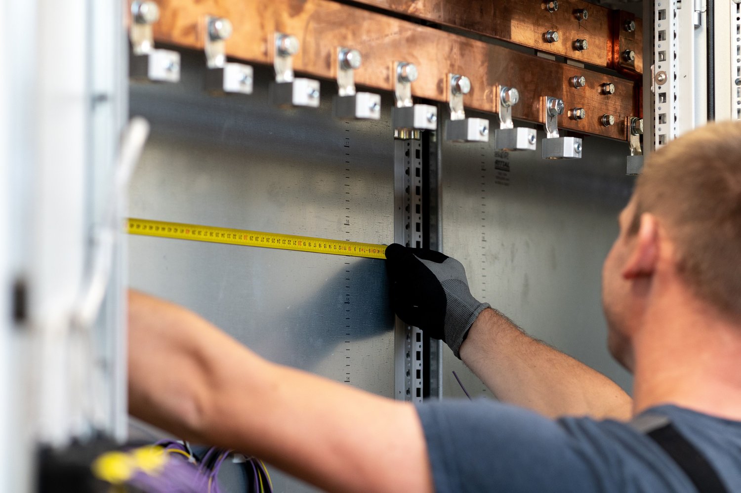 Problem z niesprawnymi prowadnicami w szafie rozdzielczej – wymiana elementów montażowych