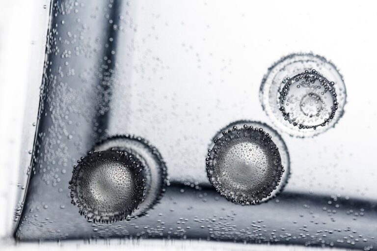 Problem z niesprawnymi rolkami w kabinie prysznicowej narożnej – smarowanie i wymiana