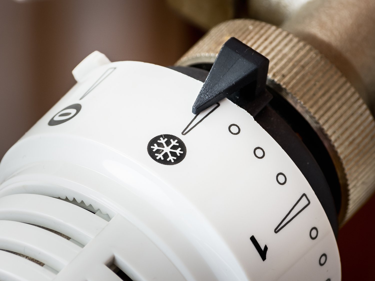 Problem z niesprawnymi uszczelkami w baterii termostatycznej – wymiana i regulacja temperatury