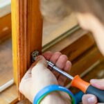 Problem z przeciekającą gumką uszczelniającą w oknie – wymiana profilu i regulacja okuć