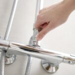 Problem z przeciekającą końcówką węża natryskowego – uszczelnianie połączeń i wymiana elementów