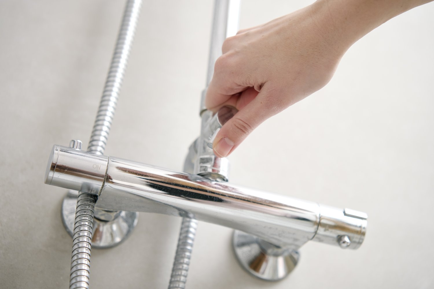 Problem z przeciekającą końcówką węża natryskowego – uszczelnianie połączeń i wymiana elementów