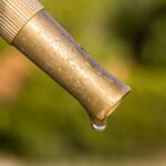 Problem z przeciekającą końcówką węża ogrodowego – naprawa i zabezpieczenie połączenia