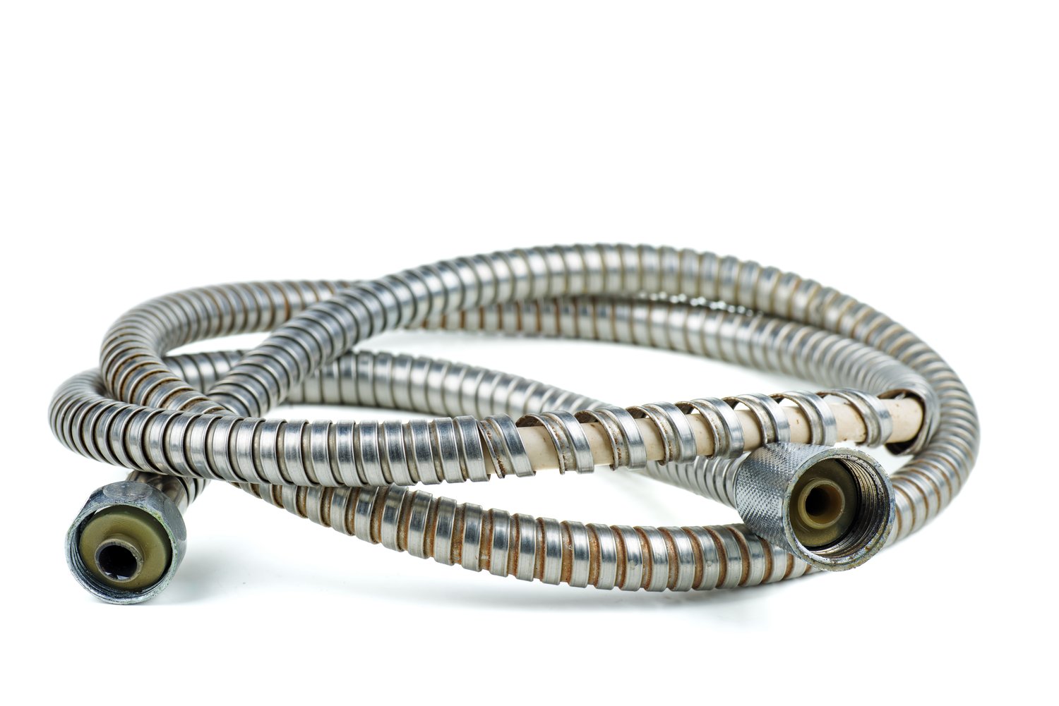 Problem z przeciekającą końcówką węża pralki – wymiana uszczelek i dokręcanie połączeń